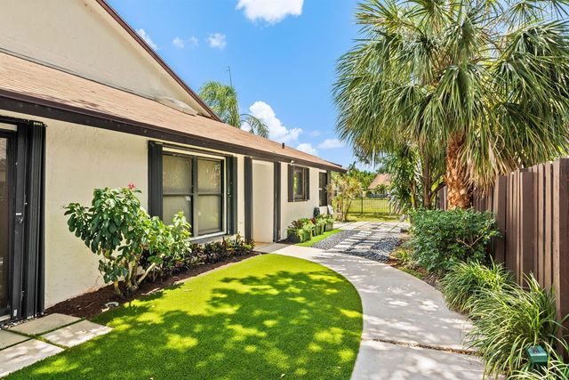 305 SW 28th Avenue, Delray Beach, FL 33445