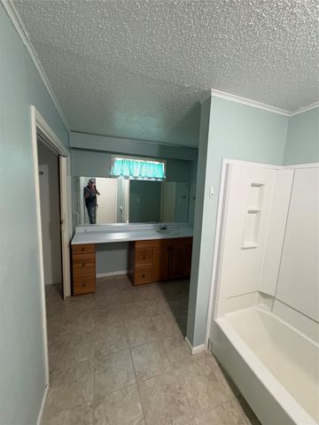 919 W. COLLEGE Highway, Jacksboro, TX 76458