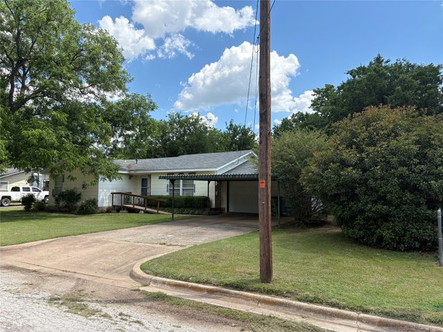 919 W. COLLEGE Highway, Jacksboro, TX 76458