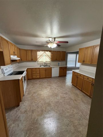 919 W. COLLEGE Highway, Jacksboro, TX 76458