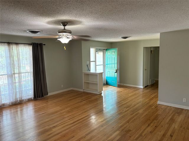919 W. COLLEGE Highway, Jacksboro, TX 76458