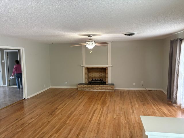919 W. COLLEGE Highway, Jacksboro, TX 76458