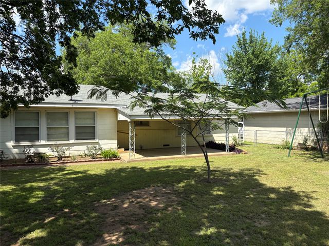 919 W. COLLEGE Highway, Jacksboro, TX 76458