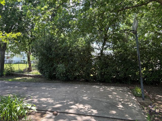 919 W. COLLEGE Highway, Jacksboro, TX 76458