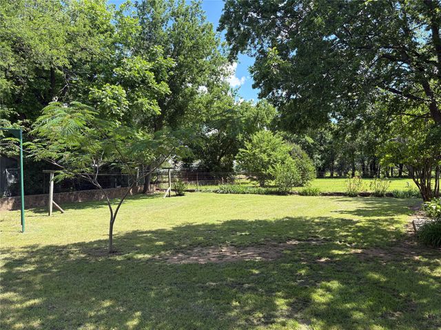 919 W. COLLEGE Highway, Jacksboro, TX 76458