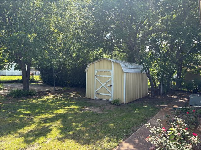 919 W. COLLEGE Highway, Jacksboro, TX 76458