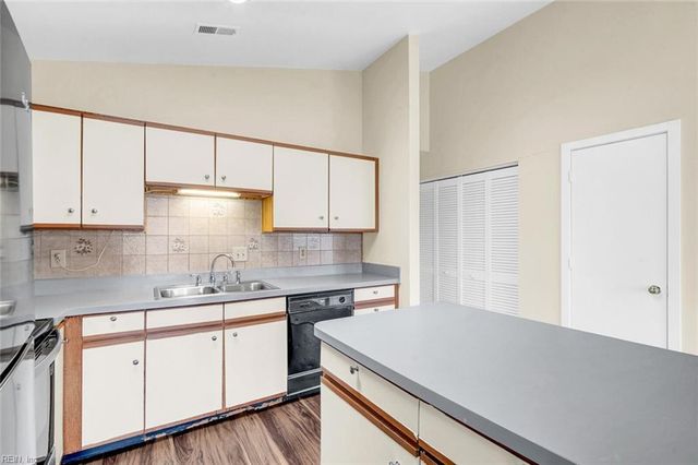 227 Dockside Dr Apt C, Hampton, VA 23669