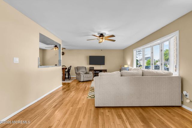 7 Center Place, Toms River, NJ 08753