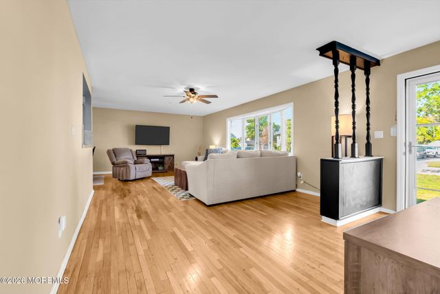 7 Center Place, Toms River, NJ 08753