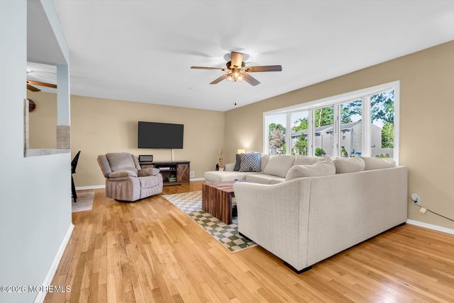 7 Center Place, Toms River, NJ 08753