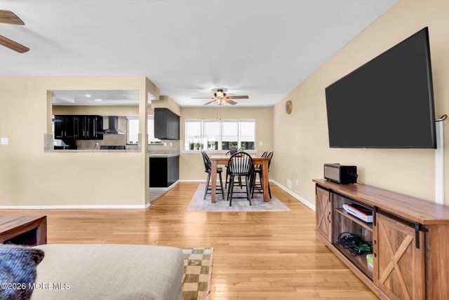7 Center Place, Toms River, NJ 08753