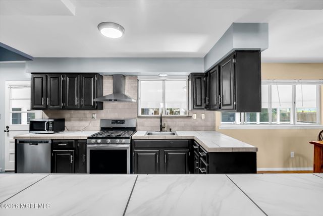 7 Center Place, Toms River, NJ 08753