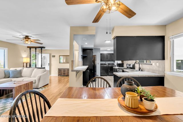 7 Center Place, Toms River, NJ 08753