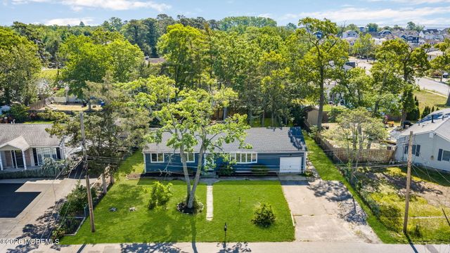 7 Center Place, Toms River, NJ 08753