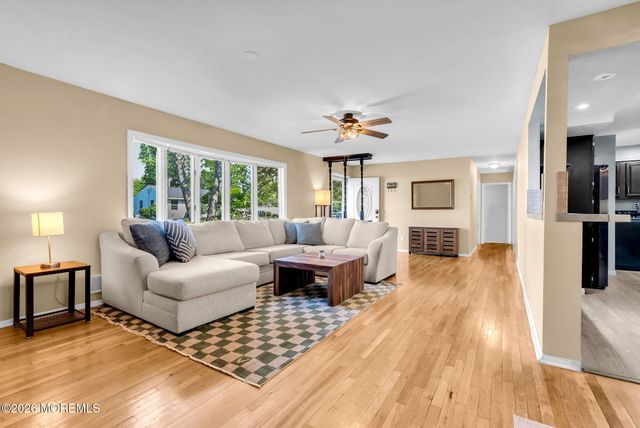 7 Center Place, Toms River, NJ 08753