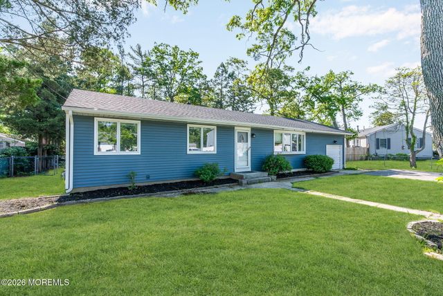 7 Center Place, Toms River, NJ 08753