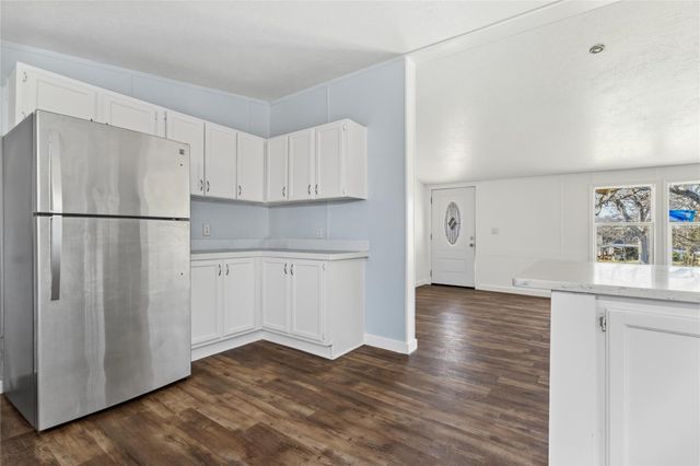 1029 Old Mcdade RD C, Elgin, TX 78621