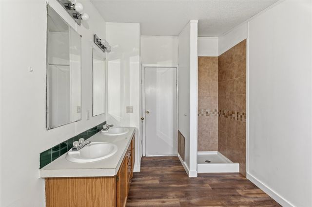 1029 Old Mcdade RD C, Elgin, TX 78621