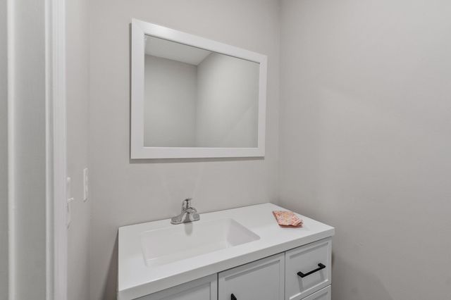 4 Sycamore Dr 4, Leominster, MA 01453