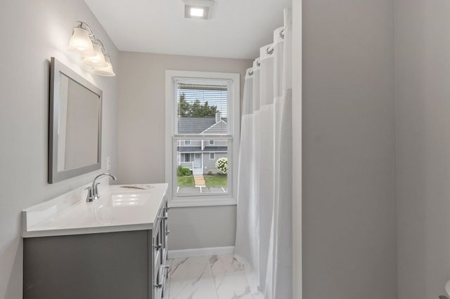 4 Sycamore Dr 4, Leominster, MA 01453