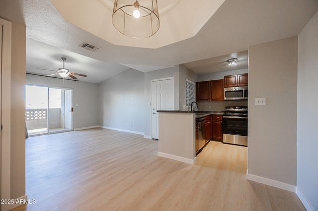 1880 E MORTEN Avenue 206, Phoenix, AZ 85020