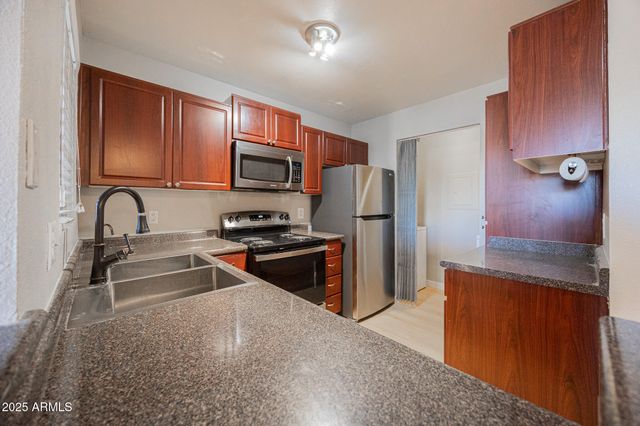 1880 E MORTEN Avenue 206, Phoenix, AZ 85020