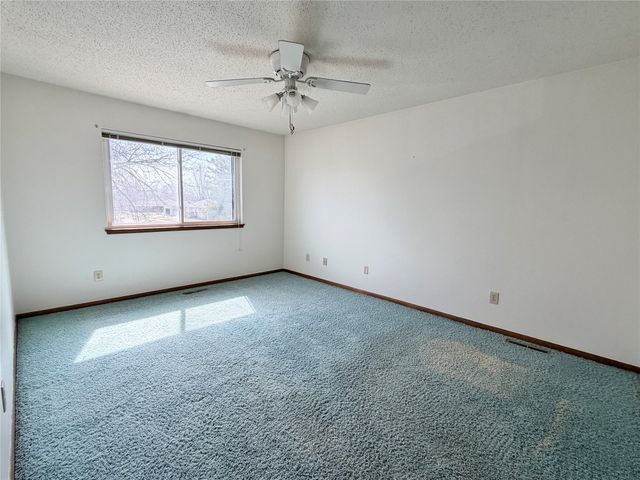 1504 N 9th Avenue Place E, Newton, IA 50208