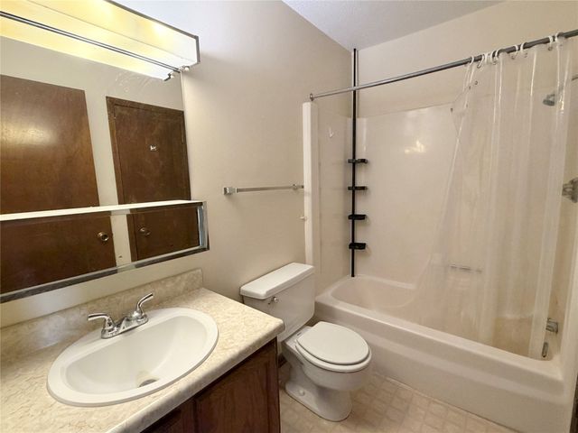 1504 N 9th Avenue Place E, Newton, IA 50208