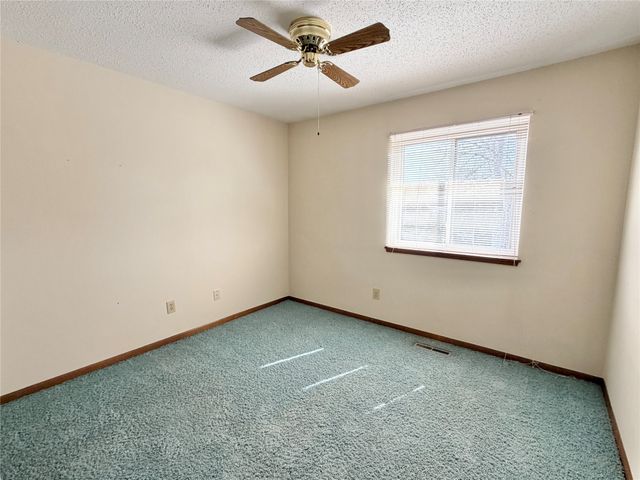 1504 N 9th Avenue Place E, Newton, IA 50208