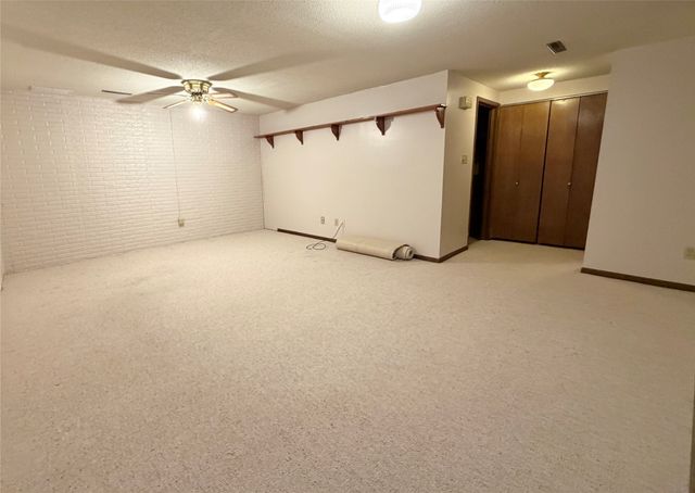 1504 N 9th Avenue Place E, Newton, IA 50208