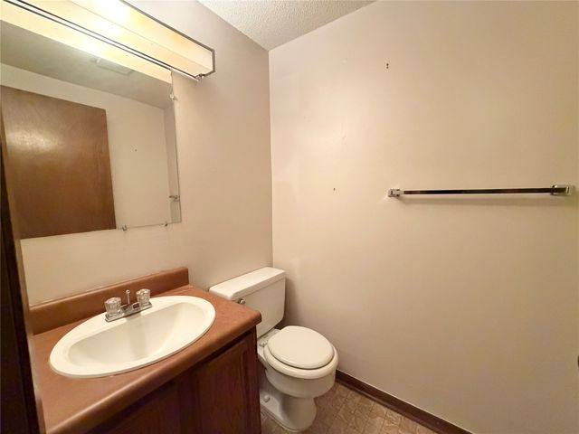 1504 N 9th Avenue Place E, Newton, IA 50208