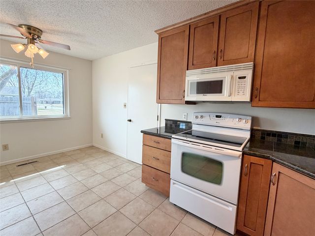 1504 N 9th Avenue Place E, Newton, IA 50208