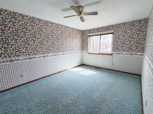 1504 N 9th Avenue Place E, Newton, IA 50208