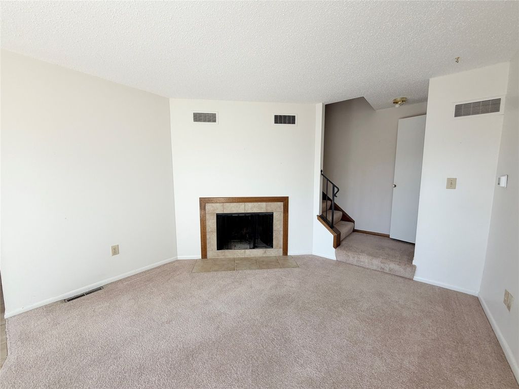 1504 N 9th Avenue Place E, Newton, IA 50208