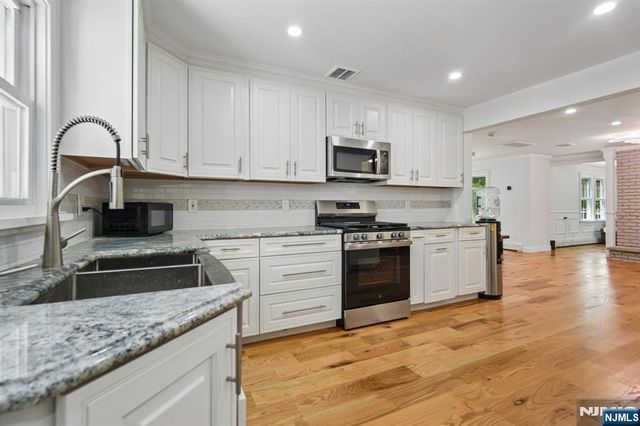 72 Sparrowbush Road, Upper Saddle River, NJ 07458