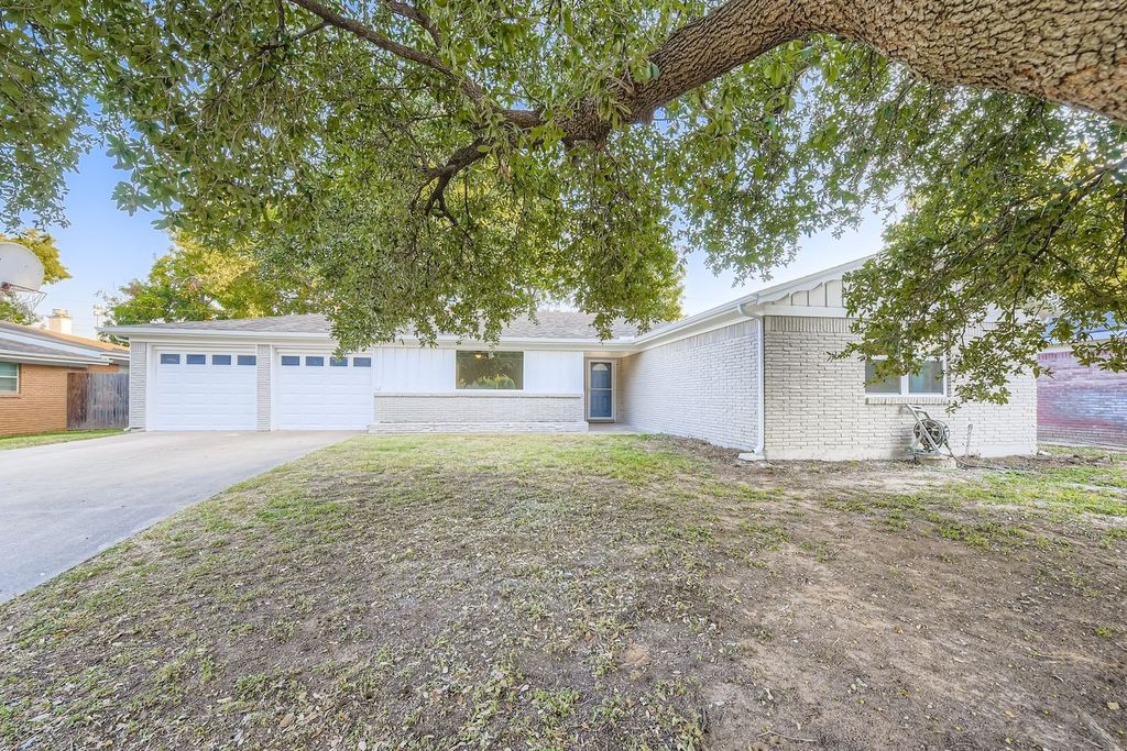 420 Bedford Court W, Hurst, TX 76053