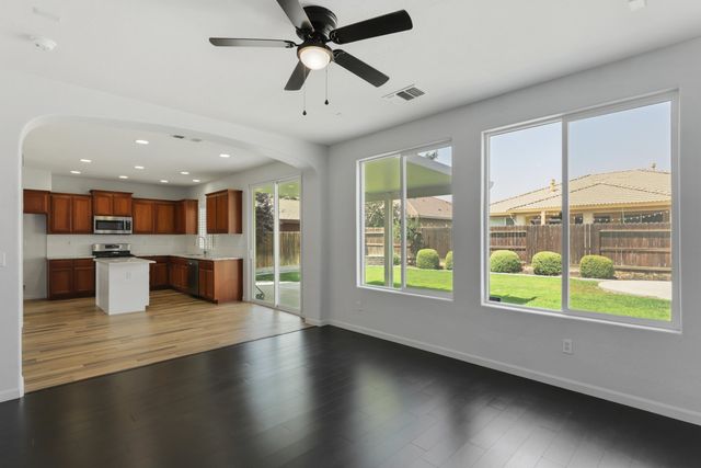 3024 W Elowin Avenue, Visalia, CA 93291