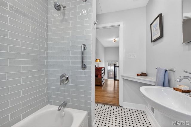 440 Carswold Drive, Clayton, MO 63105