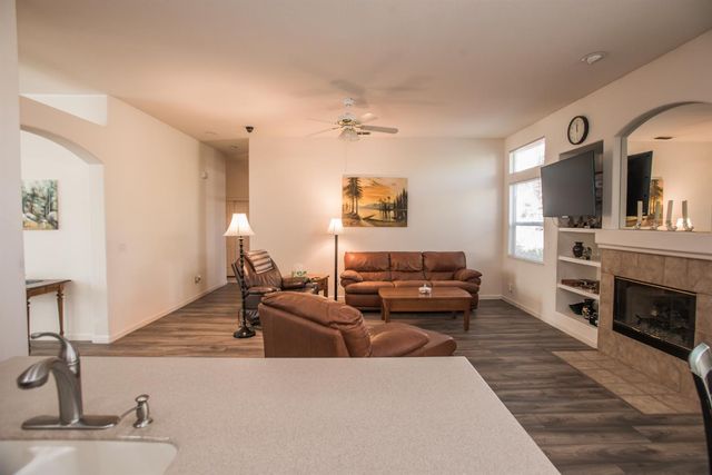 5140 Whisper Oaks Ln, Carmichael, CA 95608