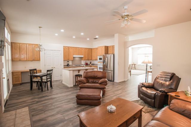 5140 Whisper Oaks Ln, Carmichael, CA 95608