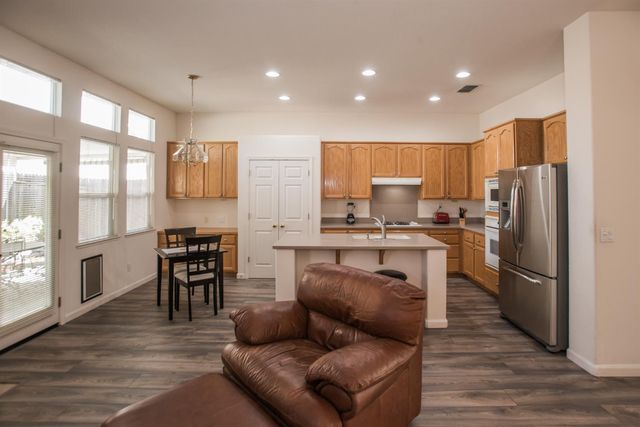 5140 Whisper Oaks Ln, Carmichael, CA 95608