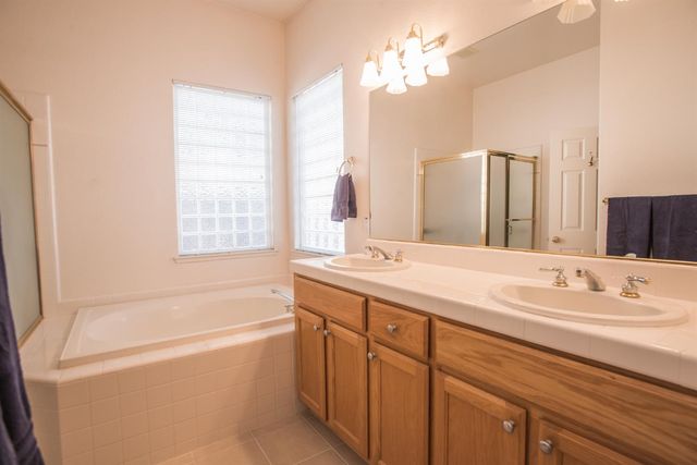 5140 Whisper Oaks Ln, Carmichael, CA 95608