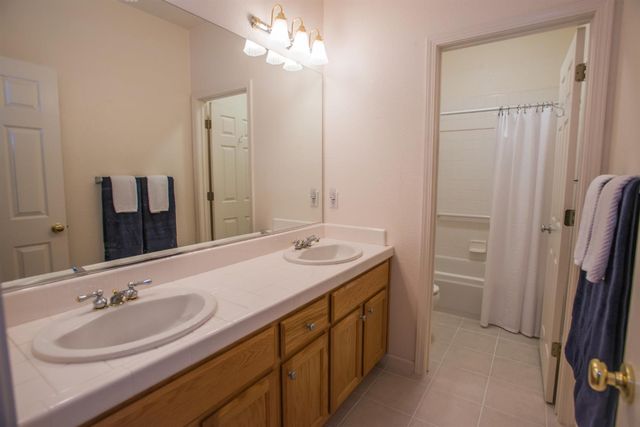 5140 Whisper Oaks Ln, Carmichael, CA 95608