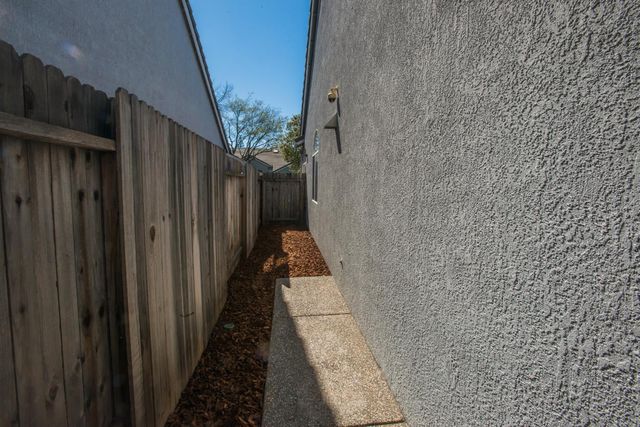 5140 Whisper Oaks Ln, Carmichael, CA 95608