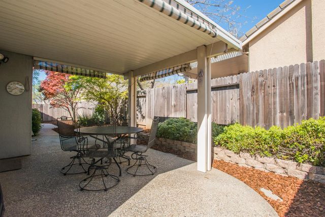 5140 Whisper Oaks Ln, Carmichael, CA 95608