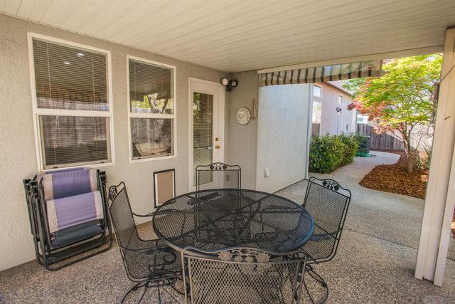 5140 Whisper Oaks Ln, Carmichael, CA 95608