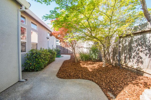 5140 Whisper Oaks Ln, Carmichael, CA 95608