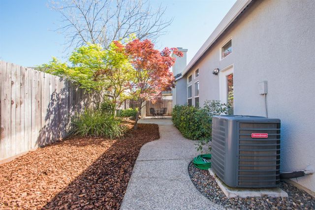 5140 Whisper Oaks Ln, Carmichael, CA 95608