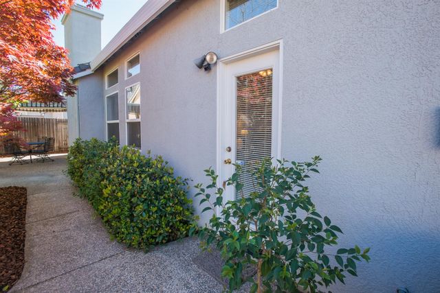 5140 Whisper Oaks Ln, Carmichael, CA 95608