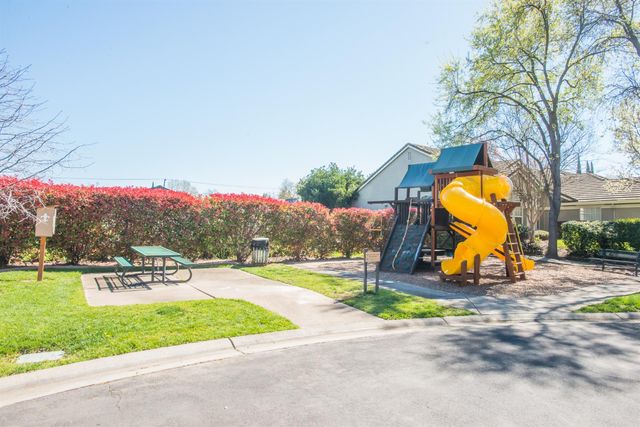 5140 Whisper Oaks Ln, Carmichael, CA 95608